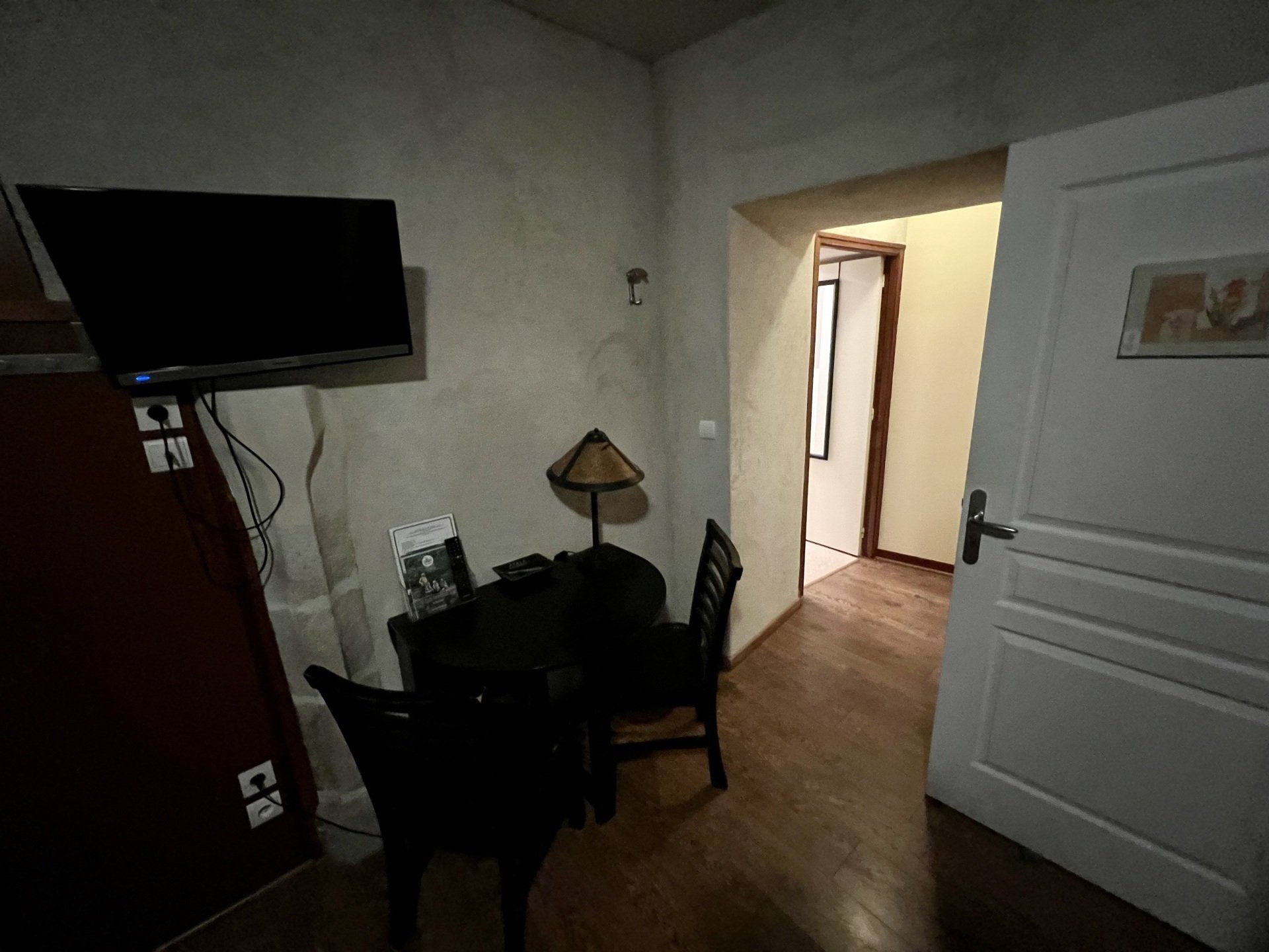 Chambre avec télé écran plat