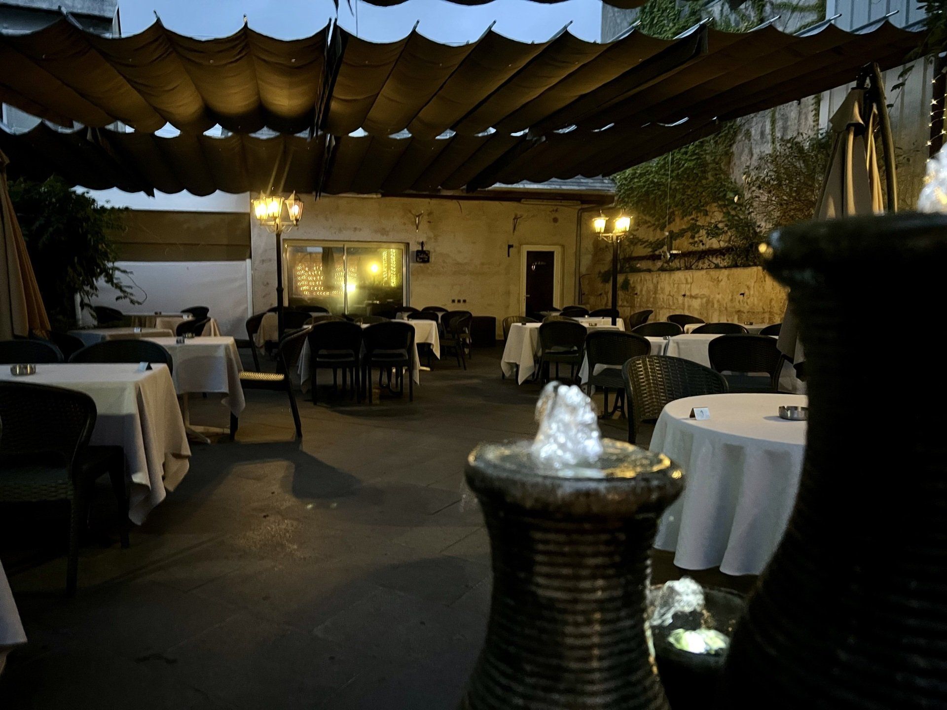 Cour extérieure de nuit