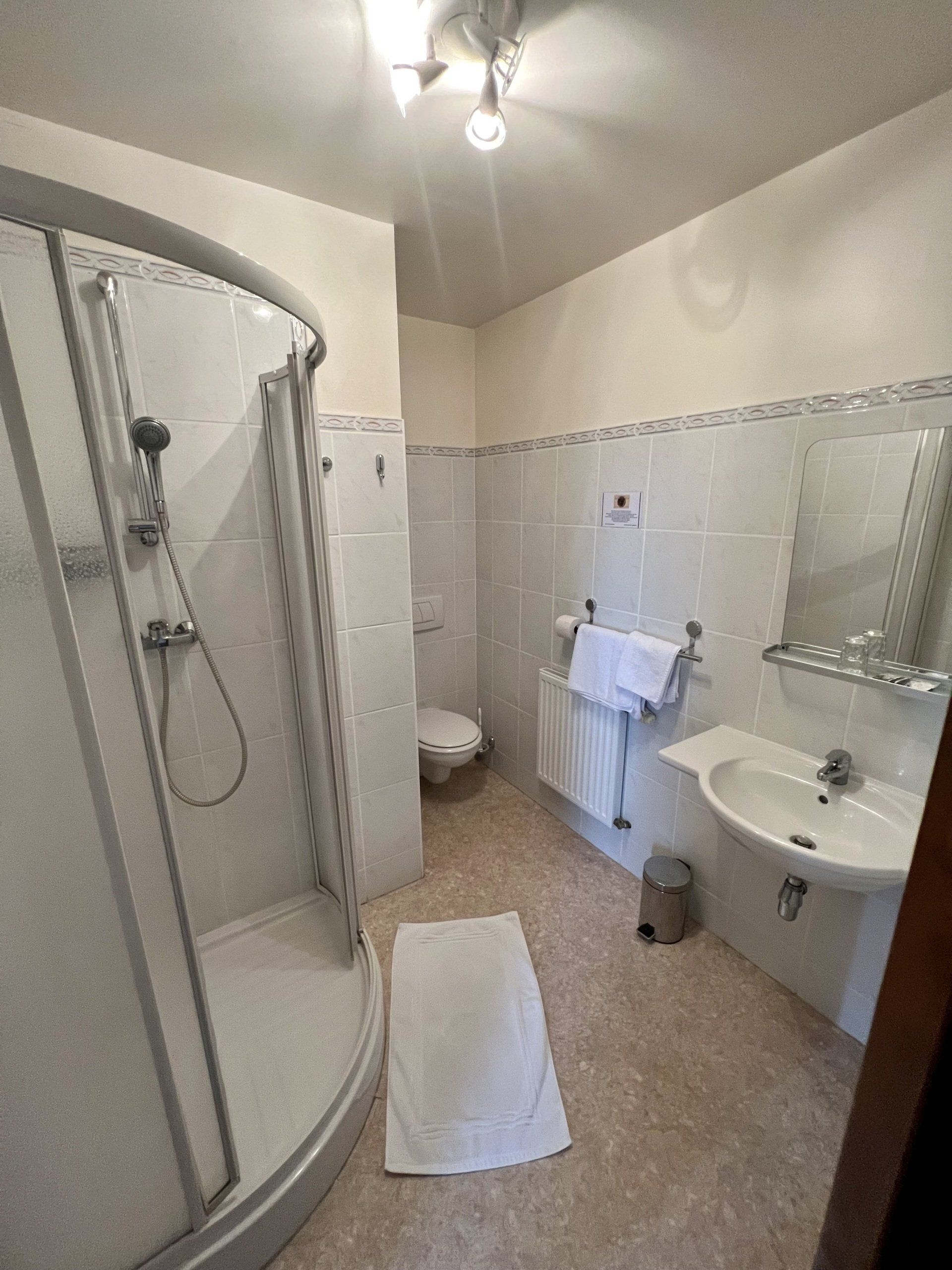 Salle de bains équipée