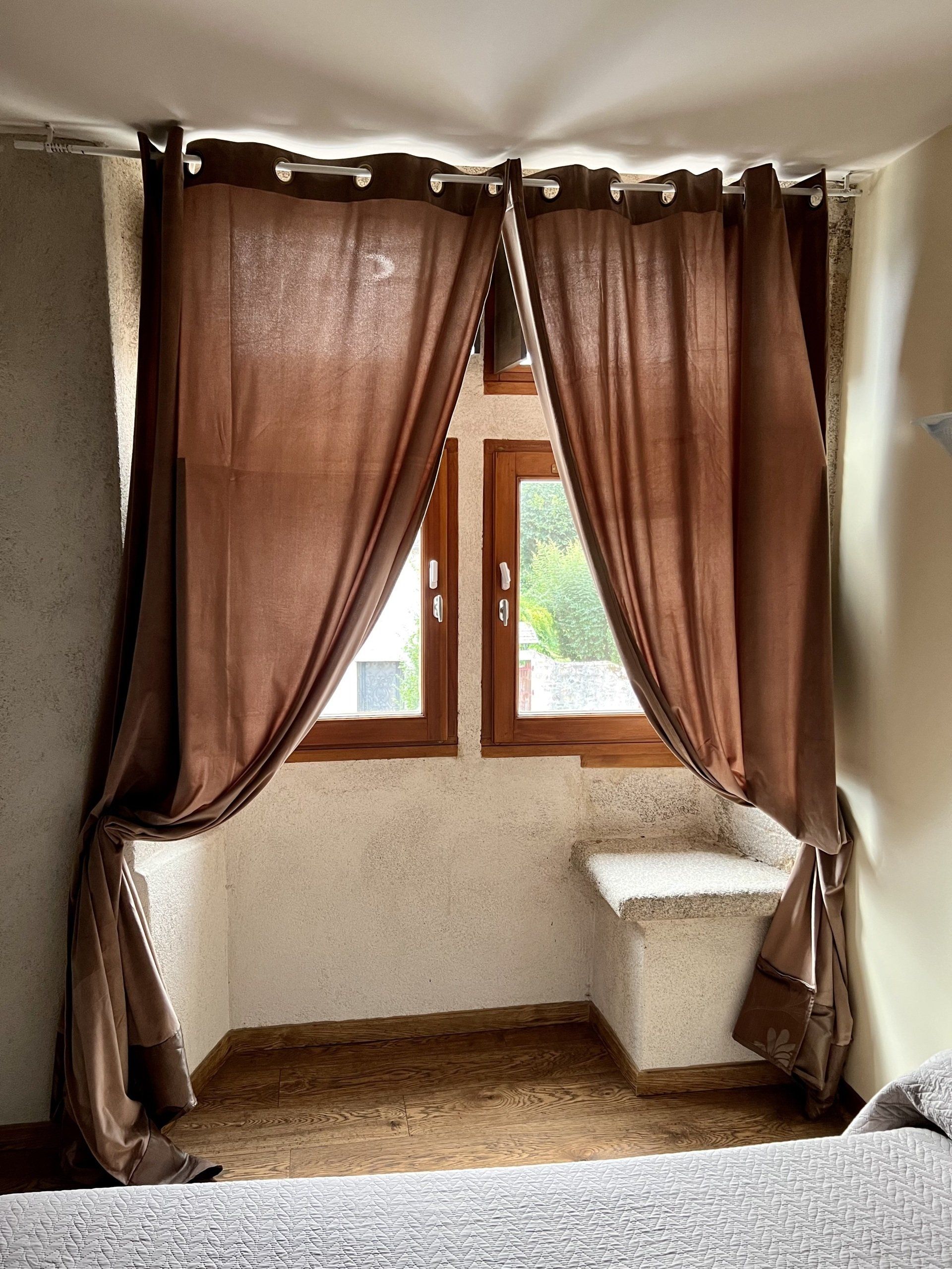 Chambre avec rideaux