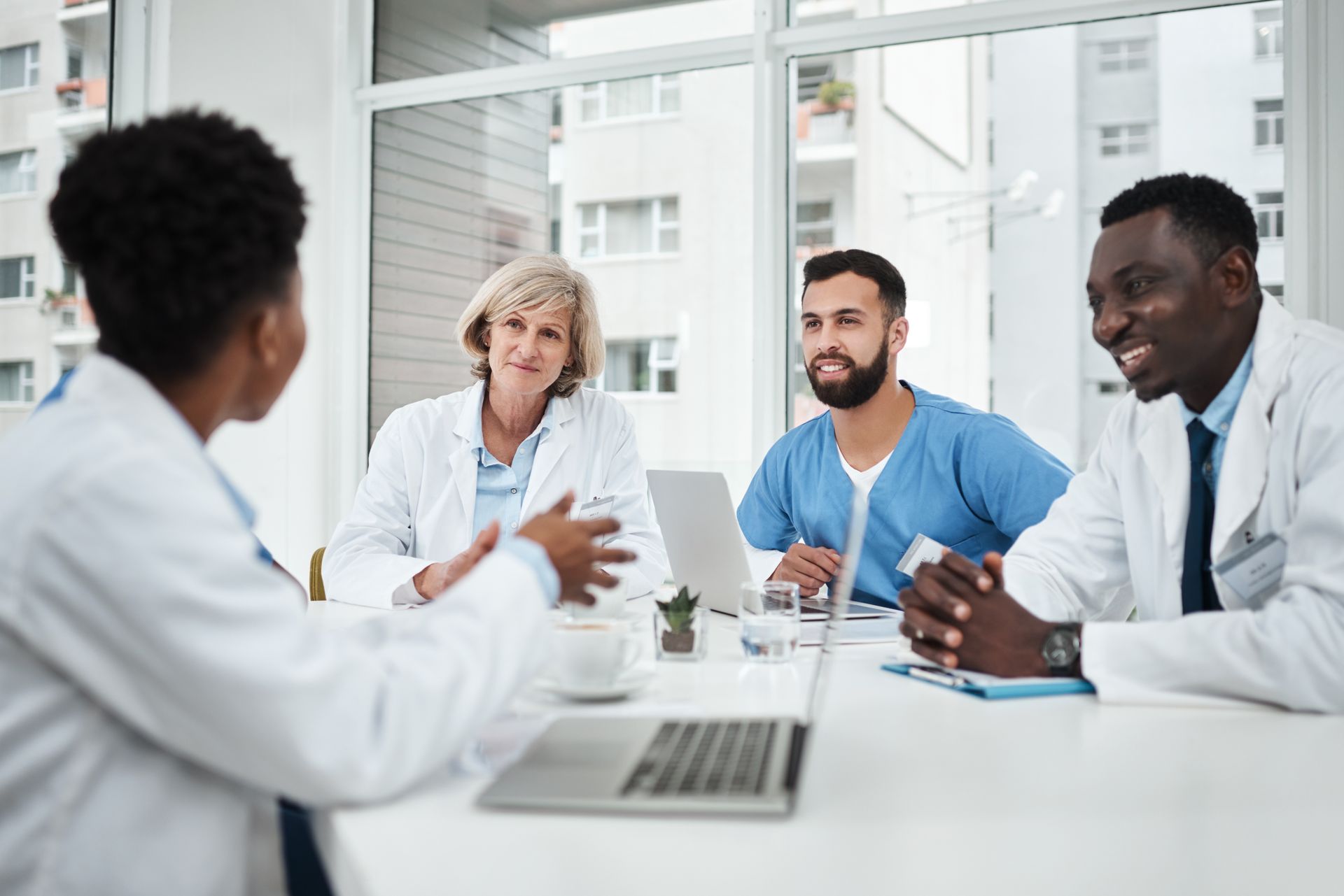 Équipe médicale qui discute