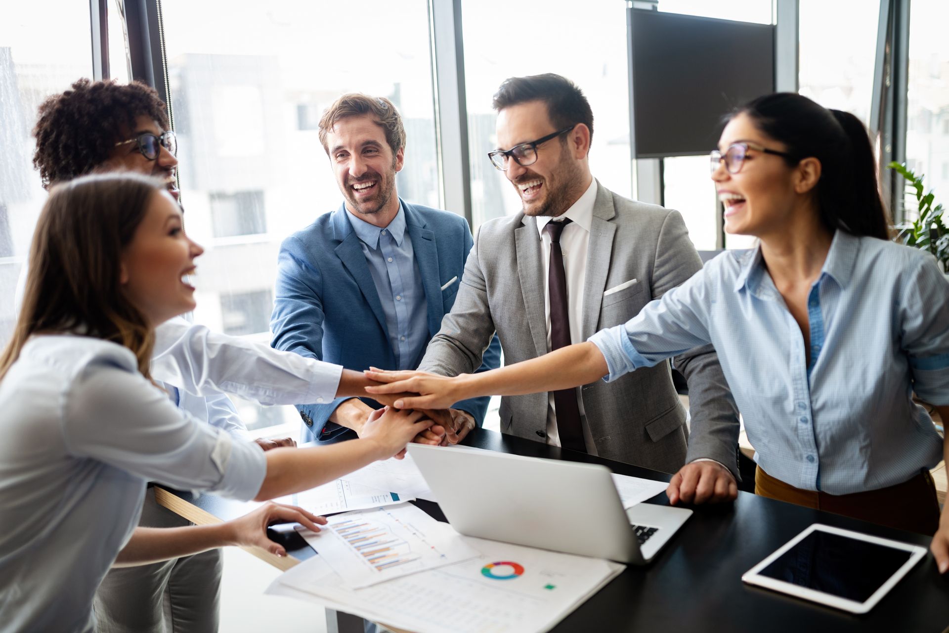 Équipe collaborative et souriante