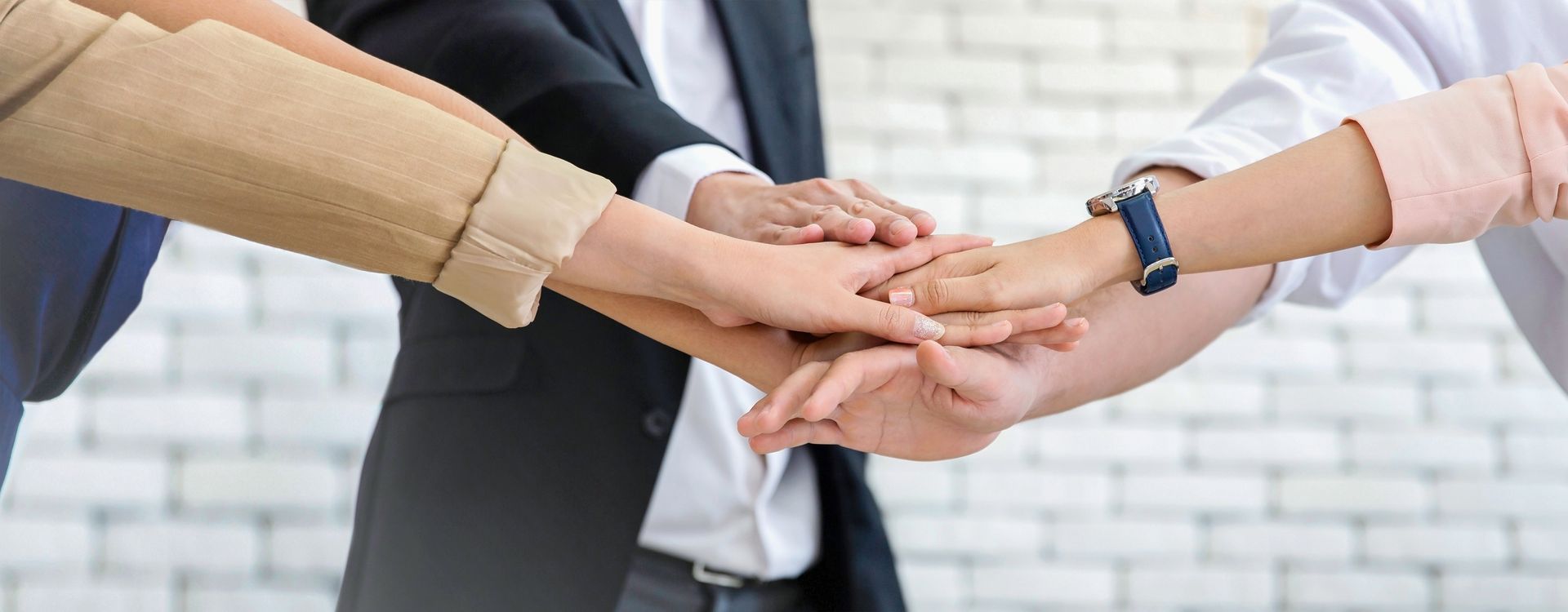 Collaborateurs qui se tiennent les mains