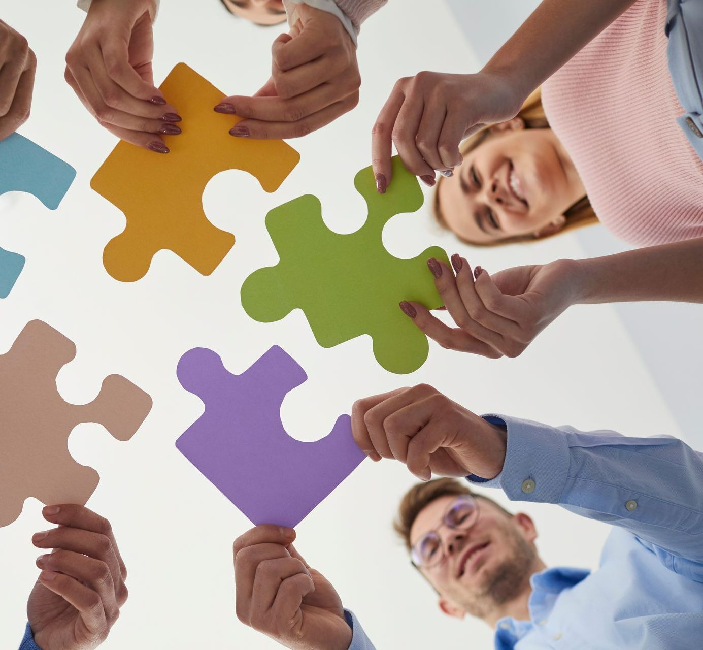 Équipe souriante avec des pièces de puzzle