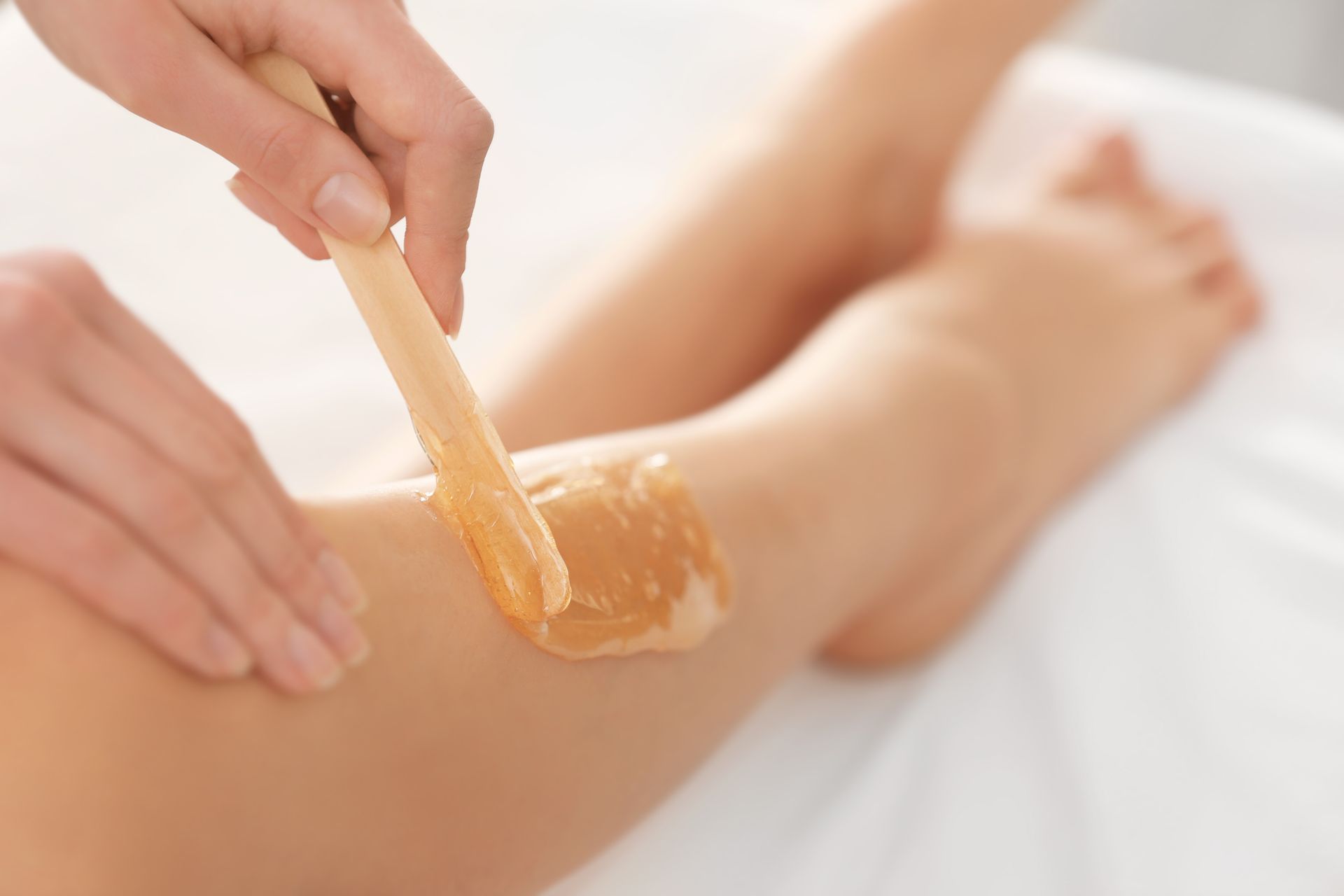 Cire chaude pour épilation sur une jambe