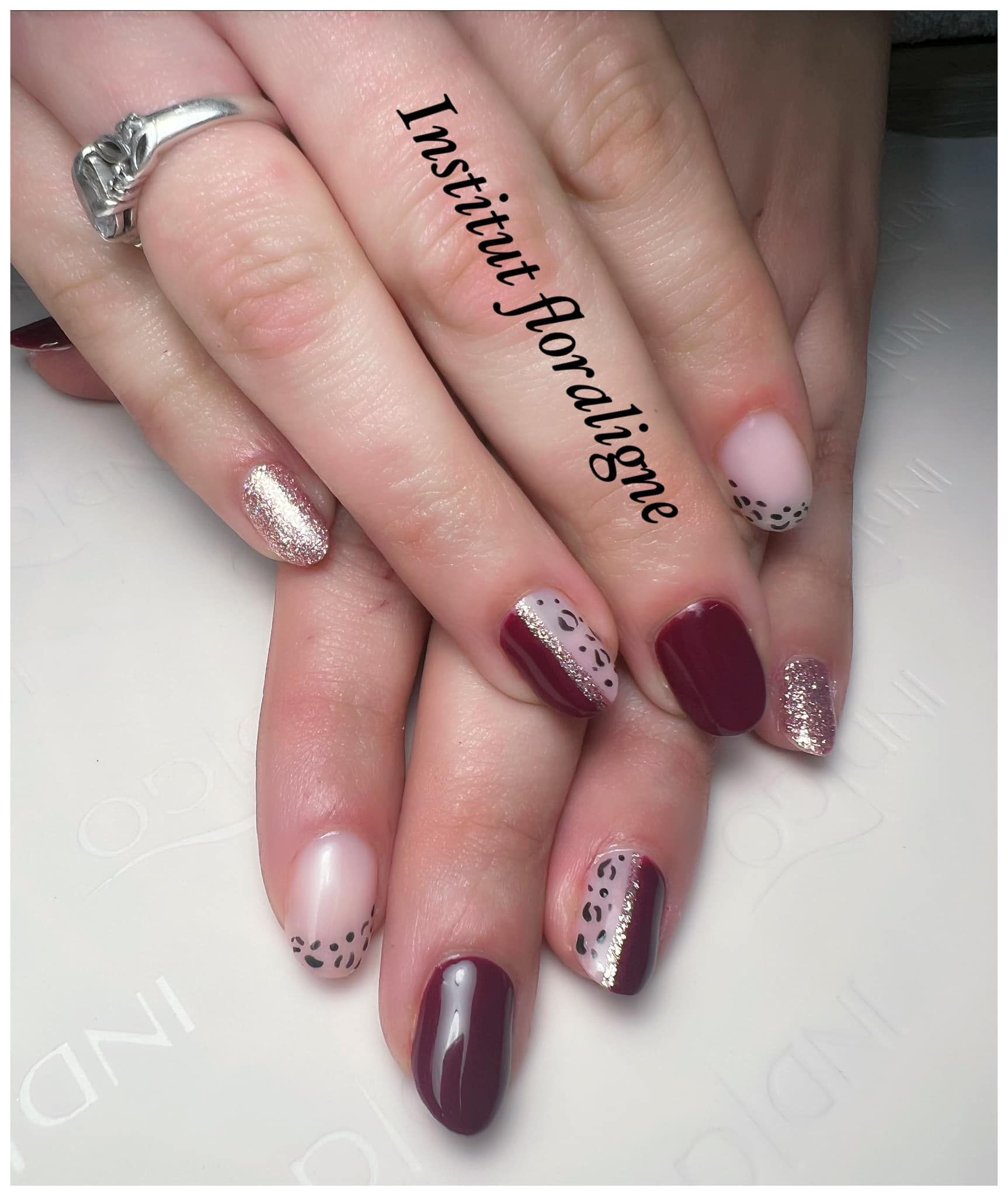 Mains avec ongles violets