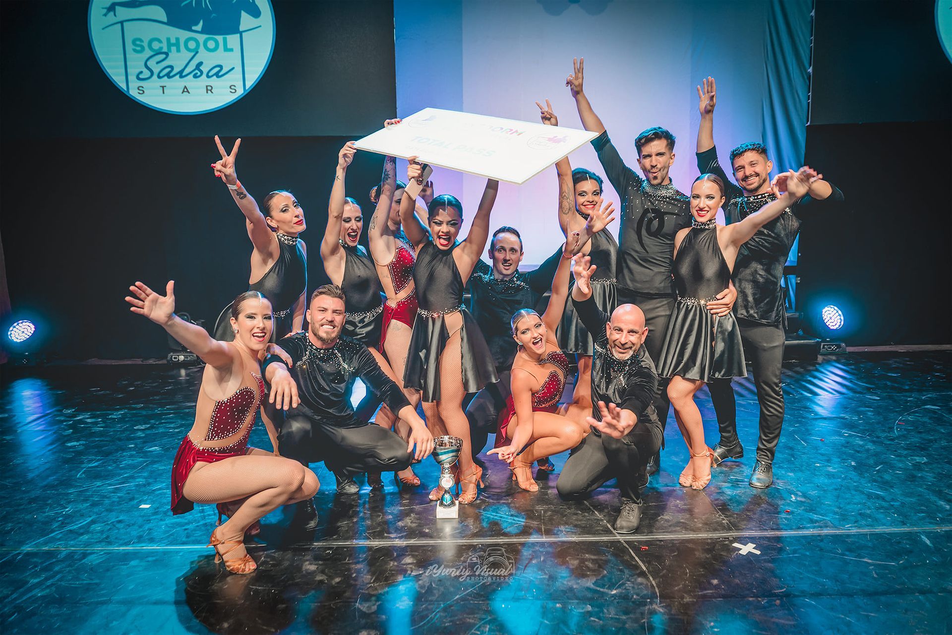 Un grupo de personas posa para una fotografía en un escenario.