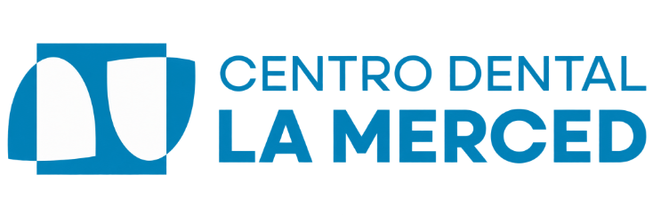 Logotipo de Centro Dental La Merced con icono y texto en azul y blanco.