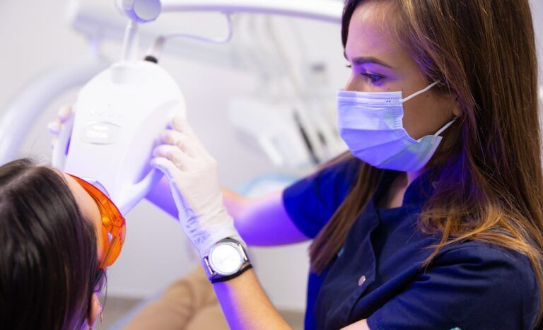 Paciente durante un tratamiento de blanqueamiento dental