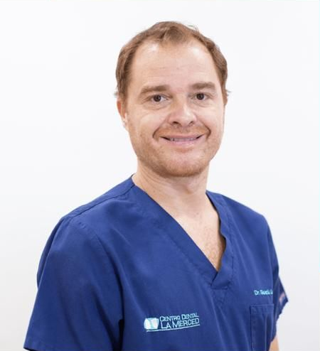 Profesional médico sonriente con uniforme azul sobre fondo blanco