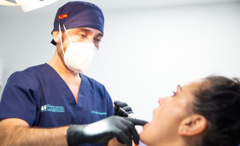 Especialista realizando un tratamiento con implantes dentales