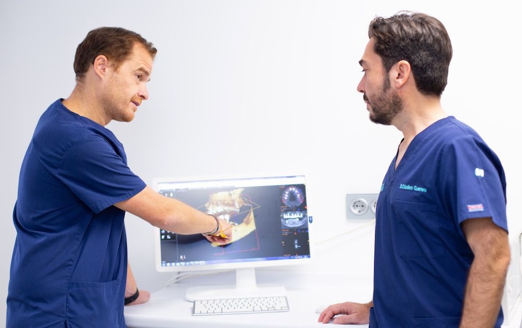 Esc&aacute;ner intraoral utilizado durante un tratamiento de implantolog&iacute;a