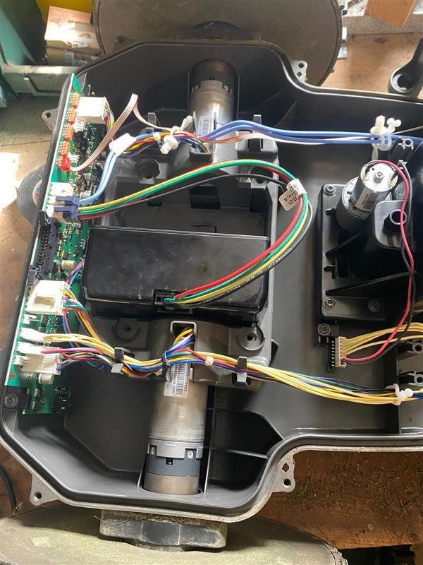 L'intérieur d'une machine avec beaucoup de fils qui en sortent.