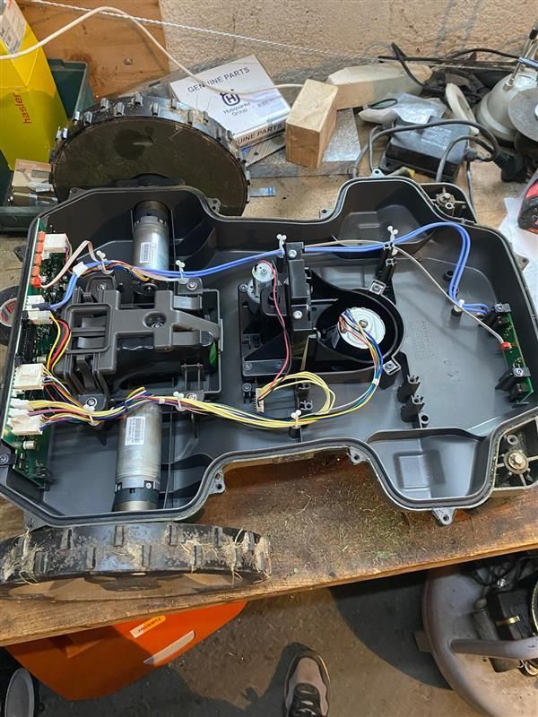 Un robot est assis sur une table en bois.