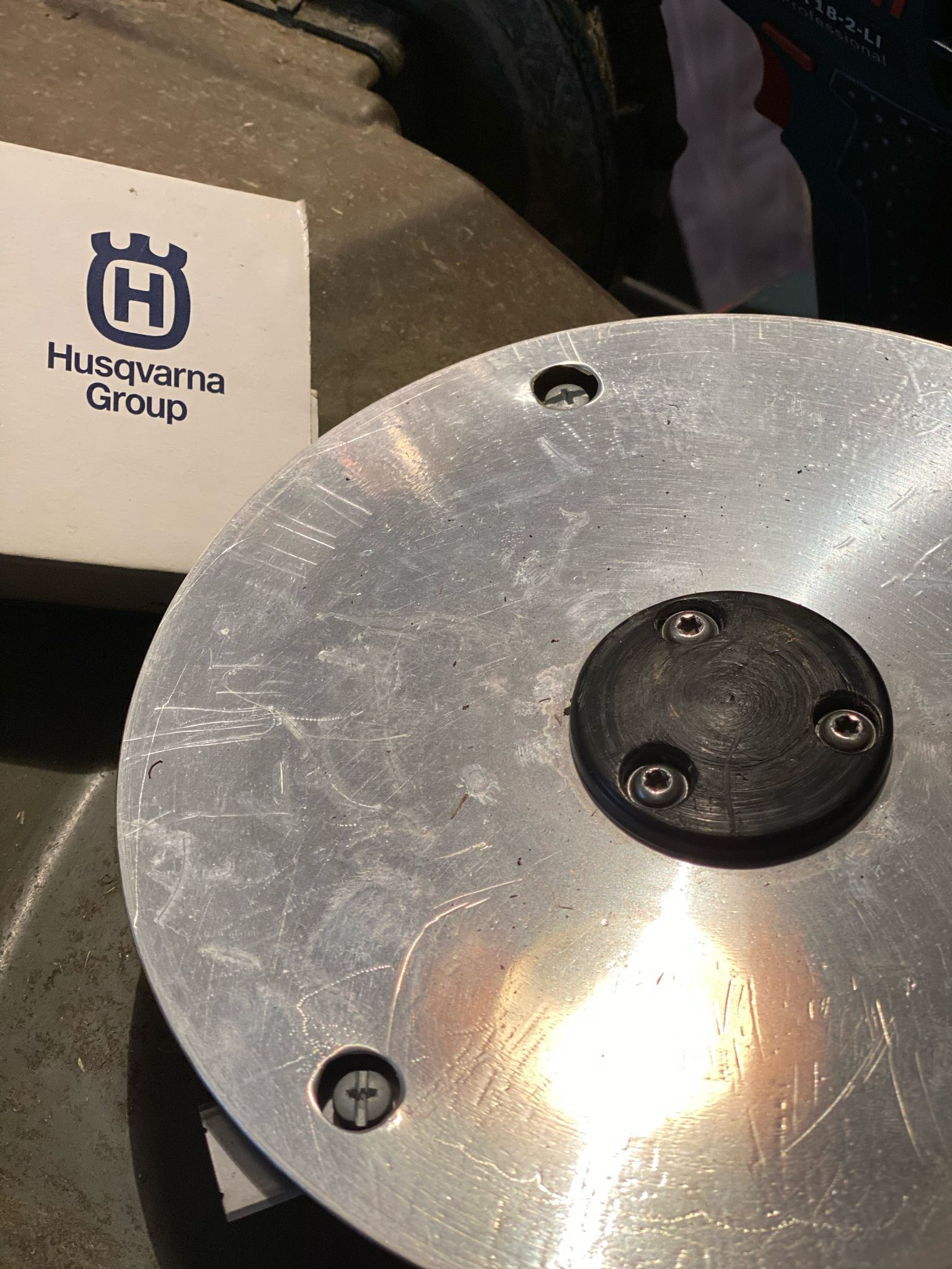 Un logo du groupe Husqvarna est sur un morceau de métal