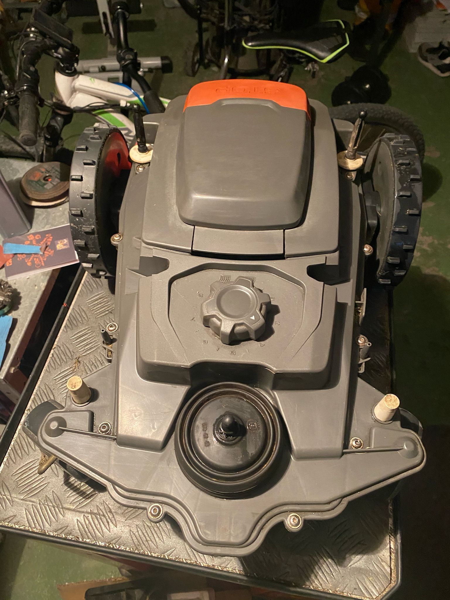 Une tondeuse à gazon est posée sur une table.