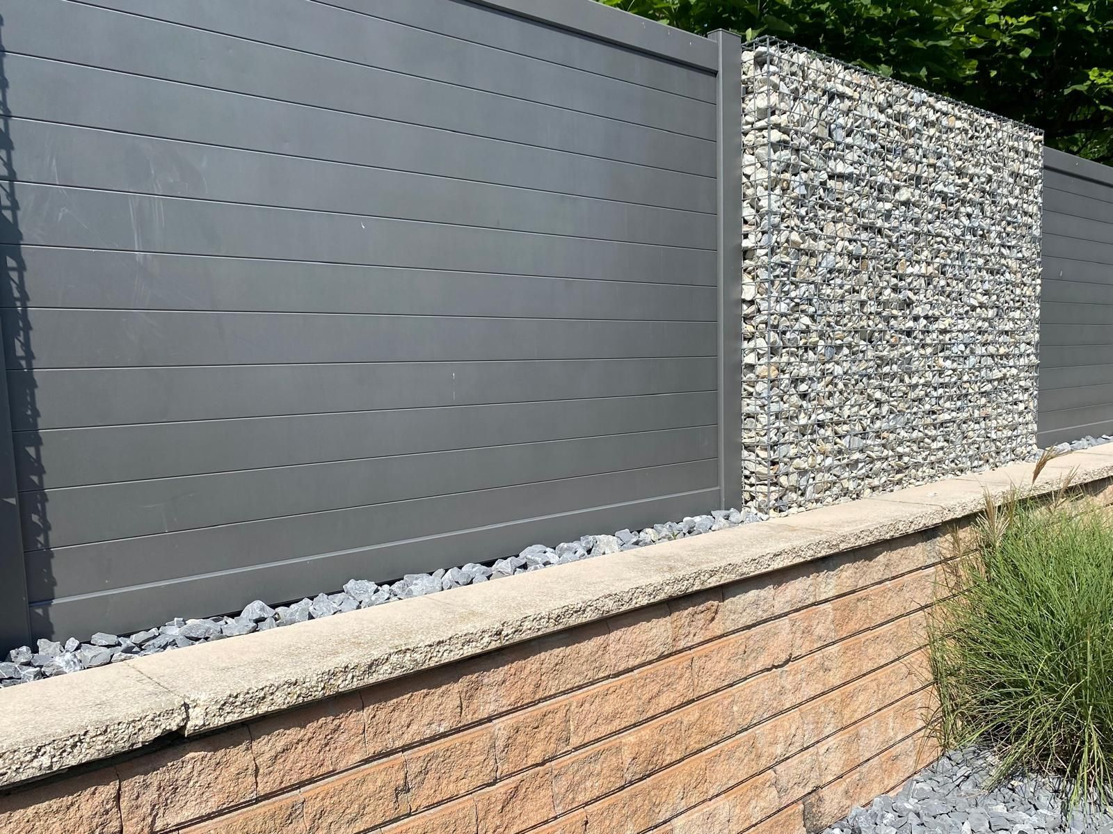 palissade avec pierre