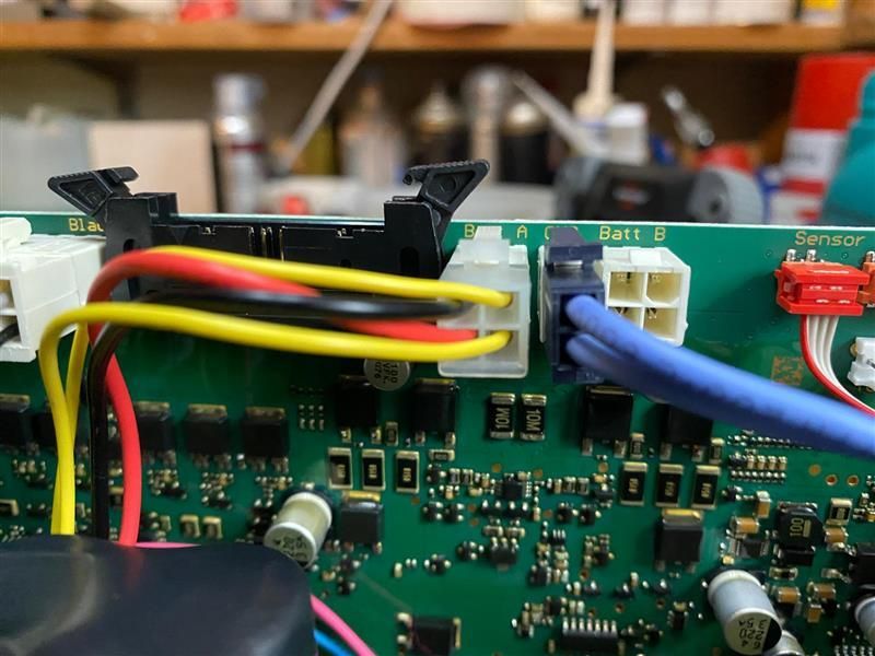 Un gros plan d'une carte mère avec des fils connectés