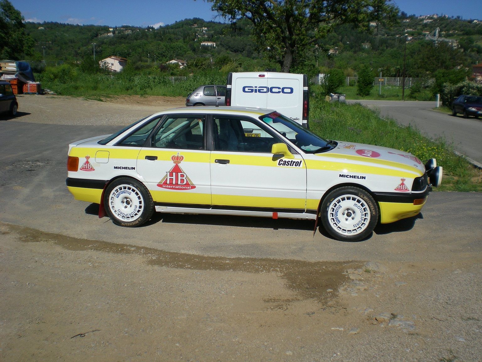 Voiture de courses Audi de profil