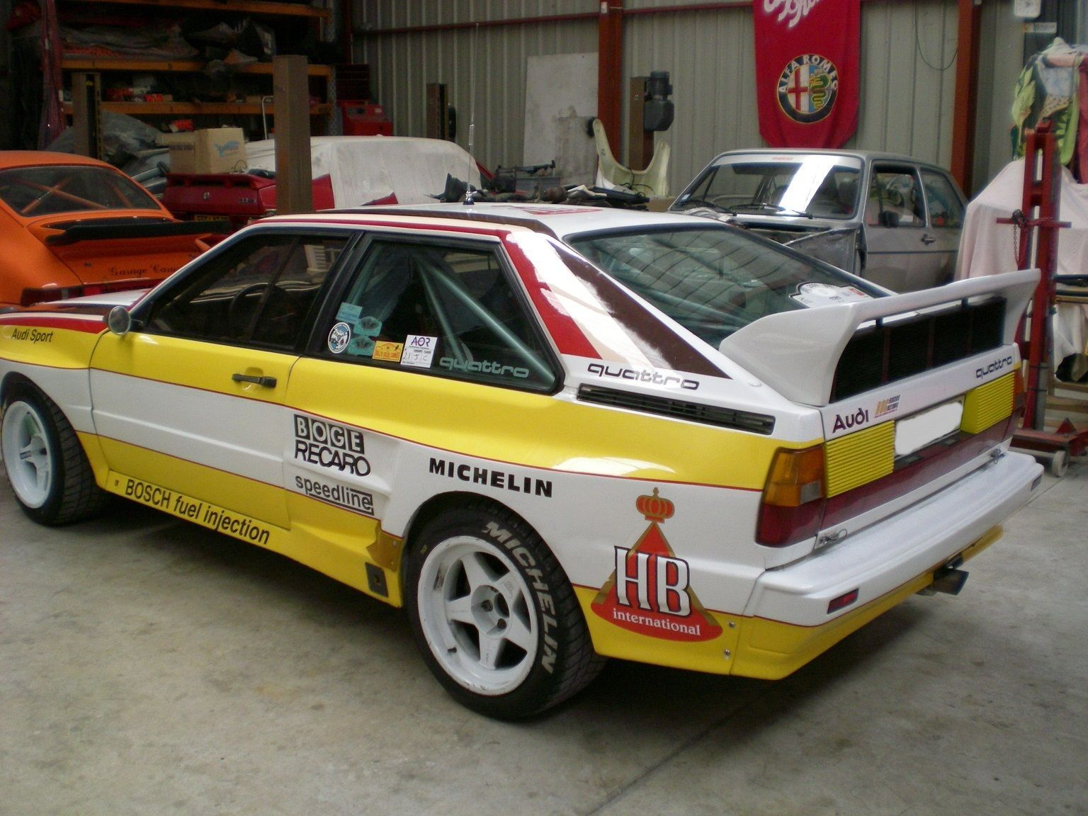 Voiture de courses Audi de profil