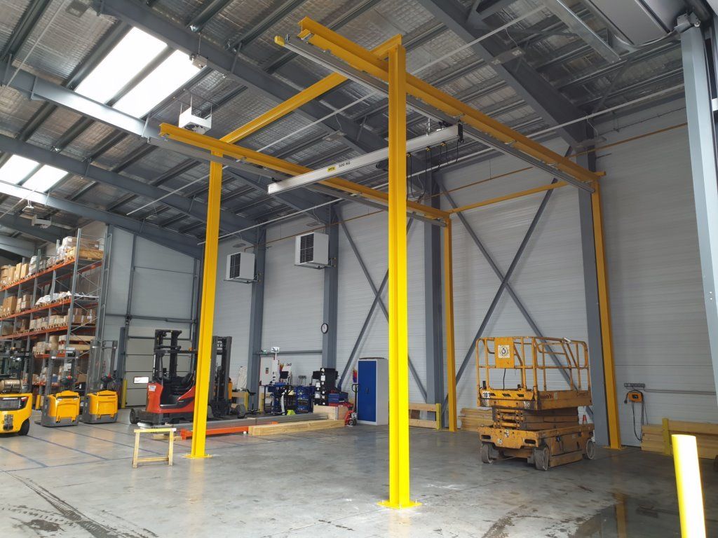 Des mains rabotent un bloc de bois sur un établi dans un atelier