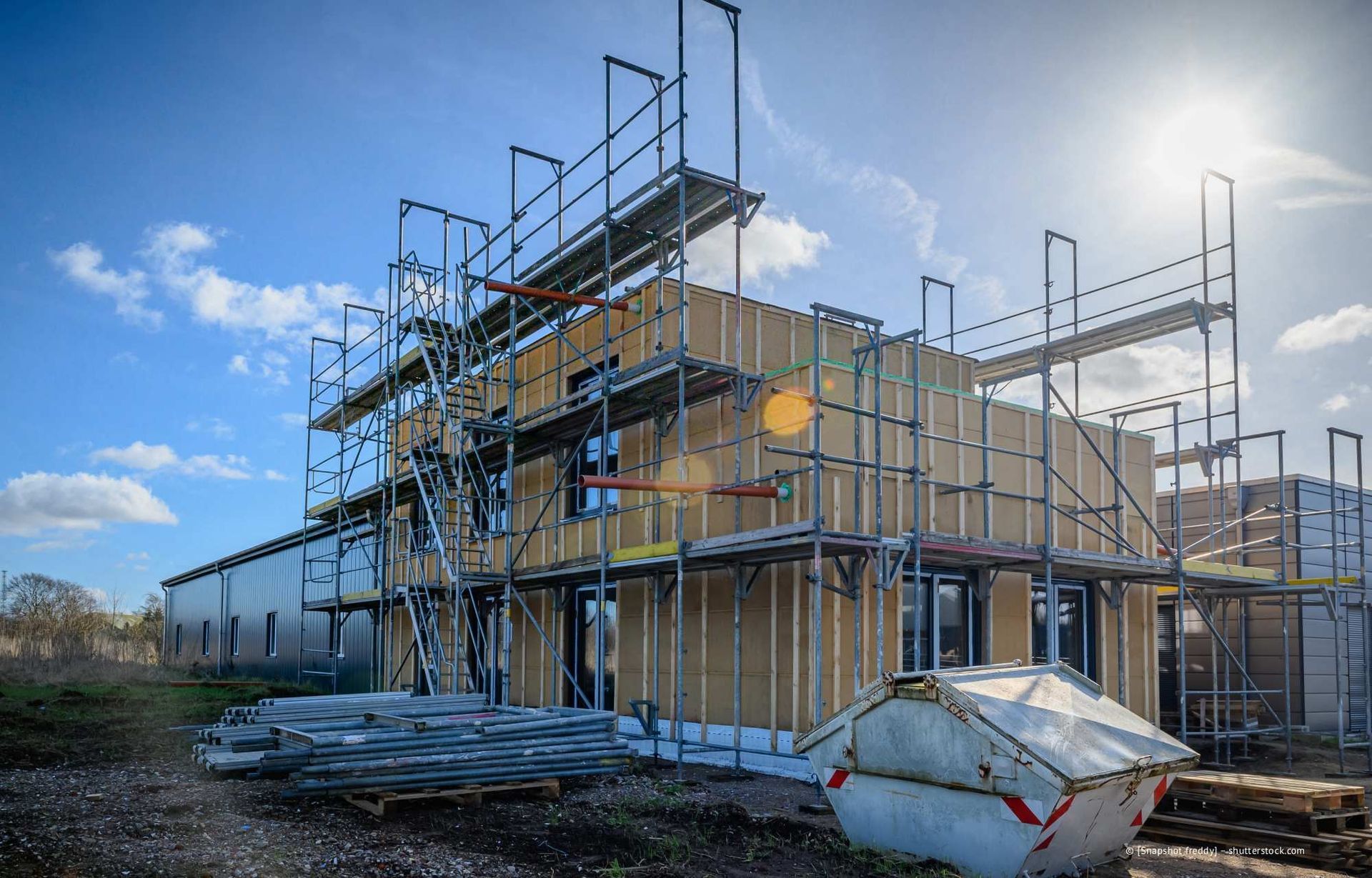 Unfertige, im Bau befindliche Innentreppe mit freiliegendem Holzgerüst und Betonstufen