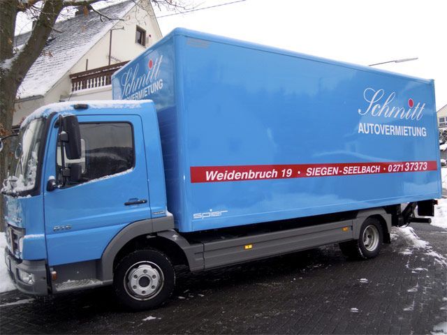 Ein blauer Schmitt-Truck steht im Schnee