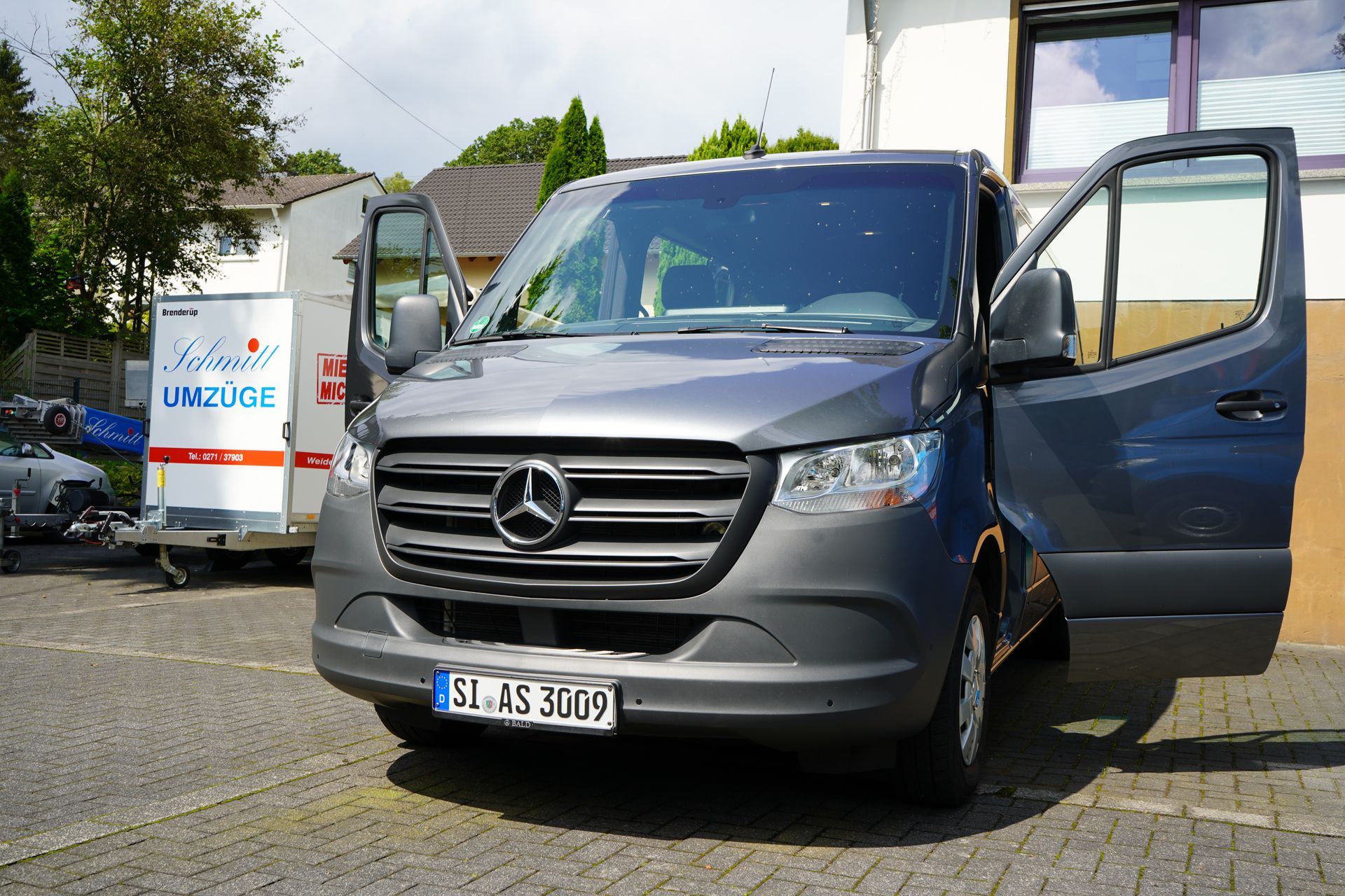 Ein blauer Mercedes-Van steht im Schnee