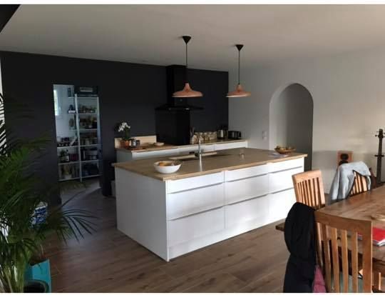 Rénovation d'intérieur avec mise en place d'une cuisine avec comptoir blanc et bois