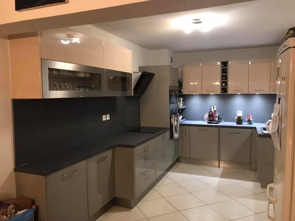 Cuisine moderne bois-blanc-noir mise en place après rénovation