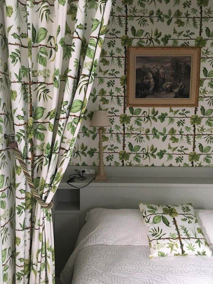 Rideaux, coussin et mur à motifs verdoyants