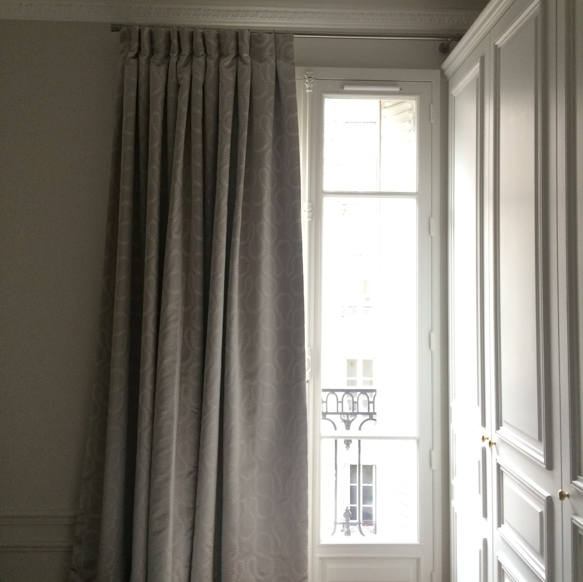 Grand rideau gris clair