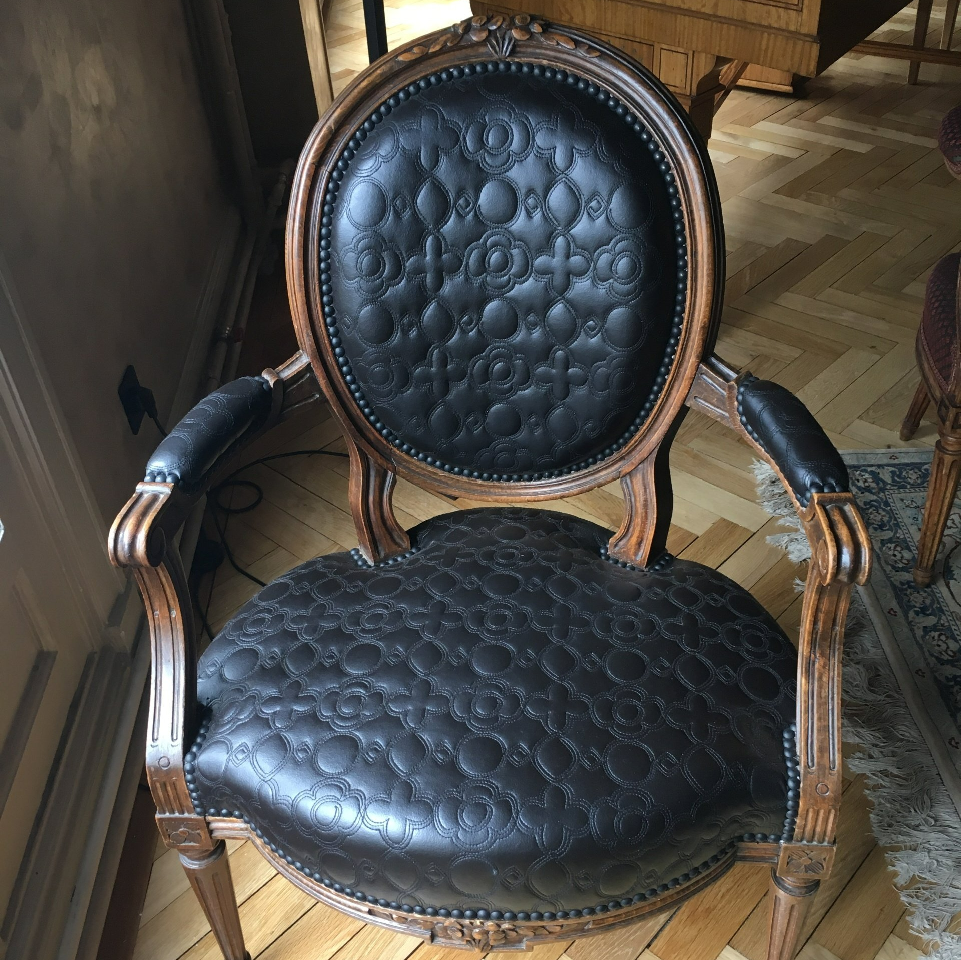 Chaise en bois et en cuir noir