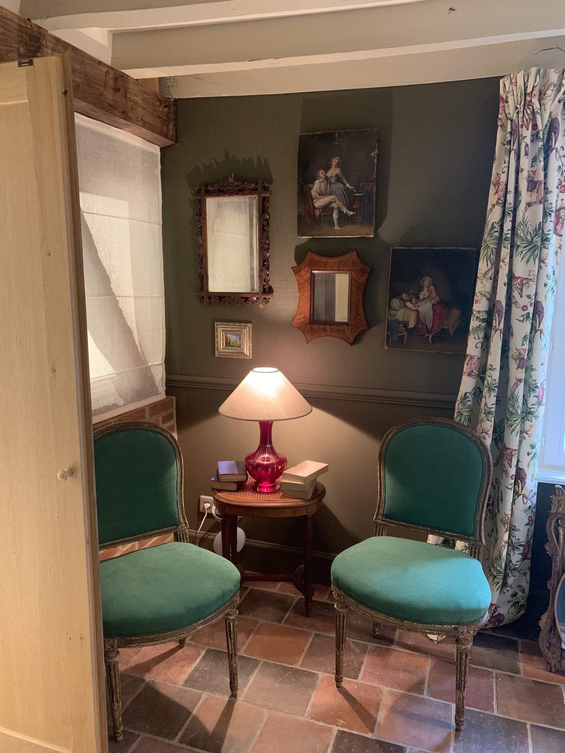 Deux sièges en tissu vert