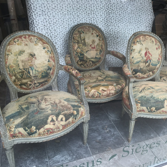 Trois chaises anciennes