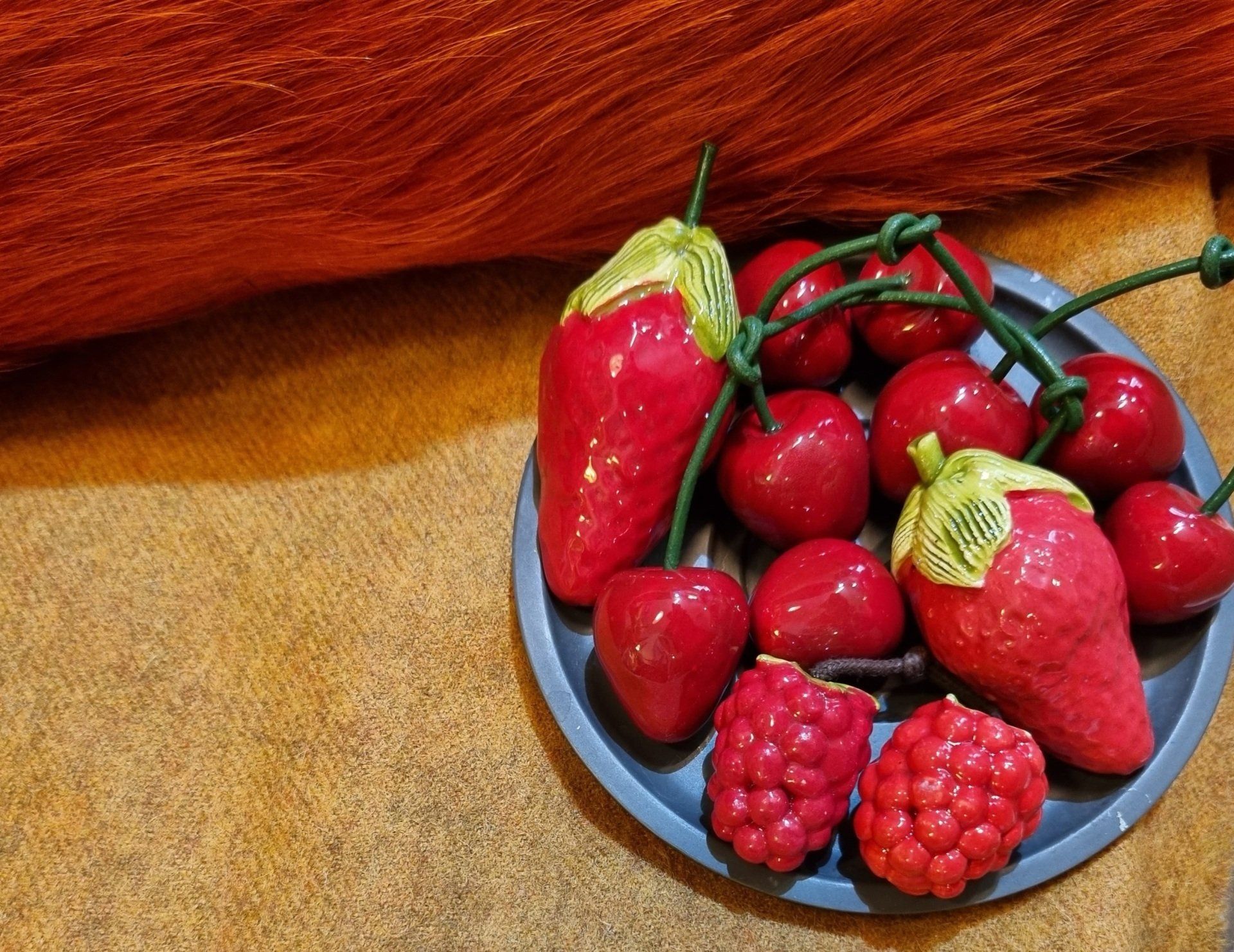 Fraises et cerises en céramique