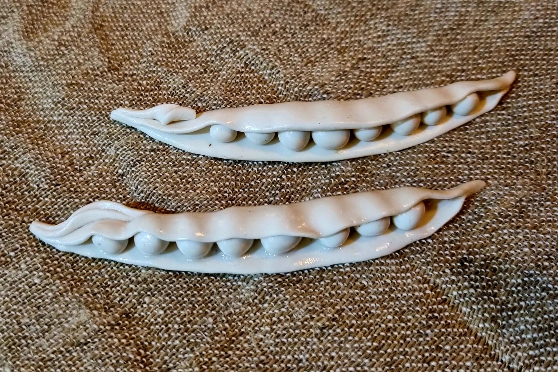 Deux porte-couteaux haricots en polymère blanc