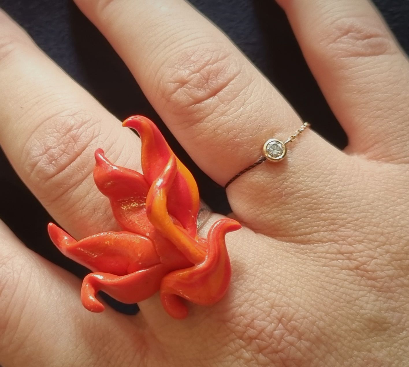 Bague orange polymère portée