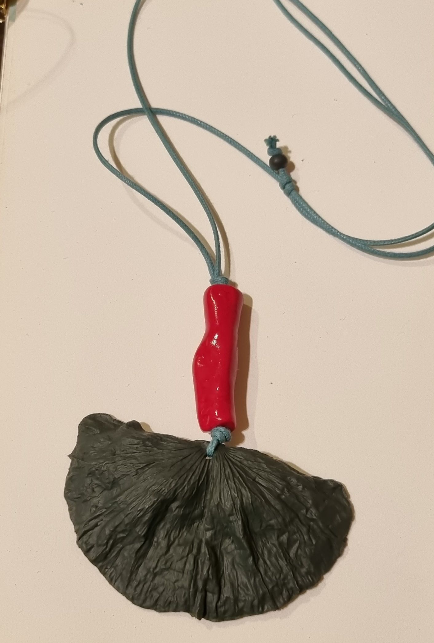 Pendentif rouge polymère