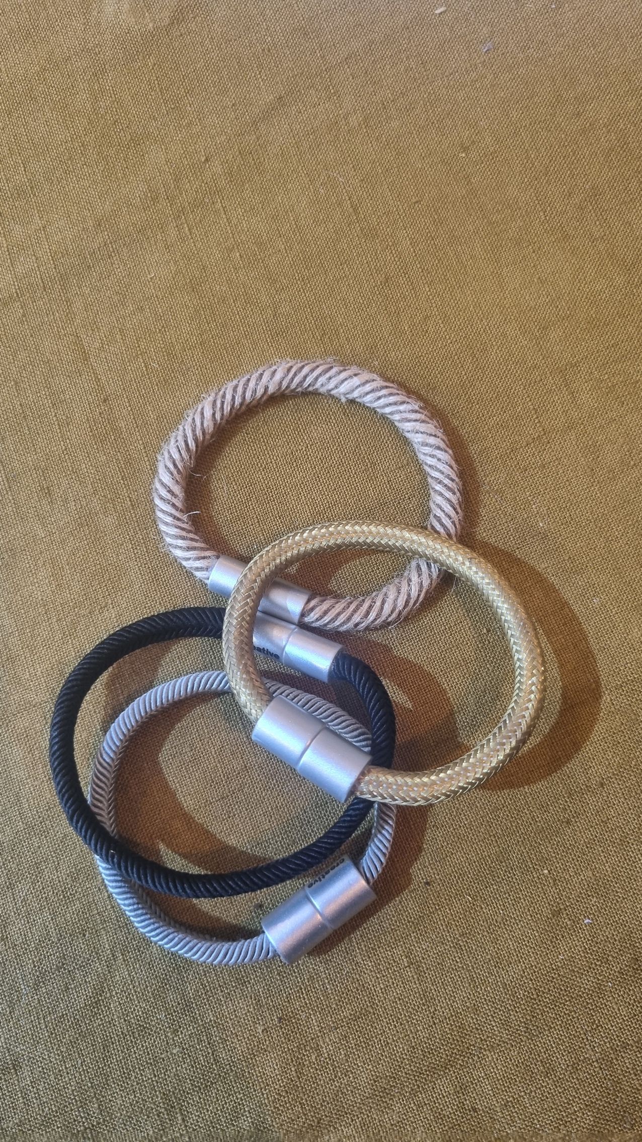 Bracelets aimantés de plusieurs couleurs