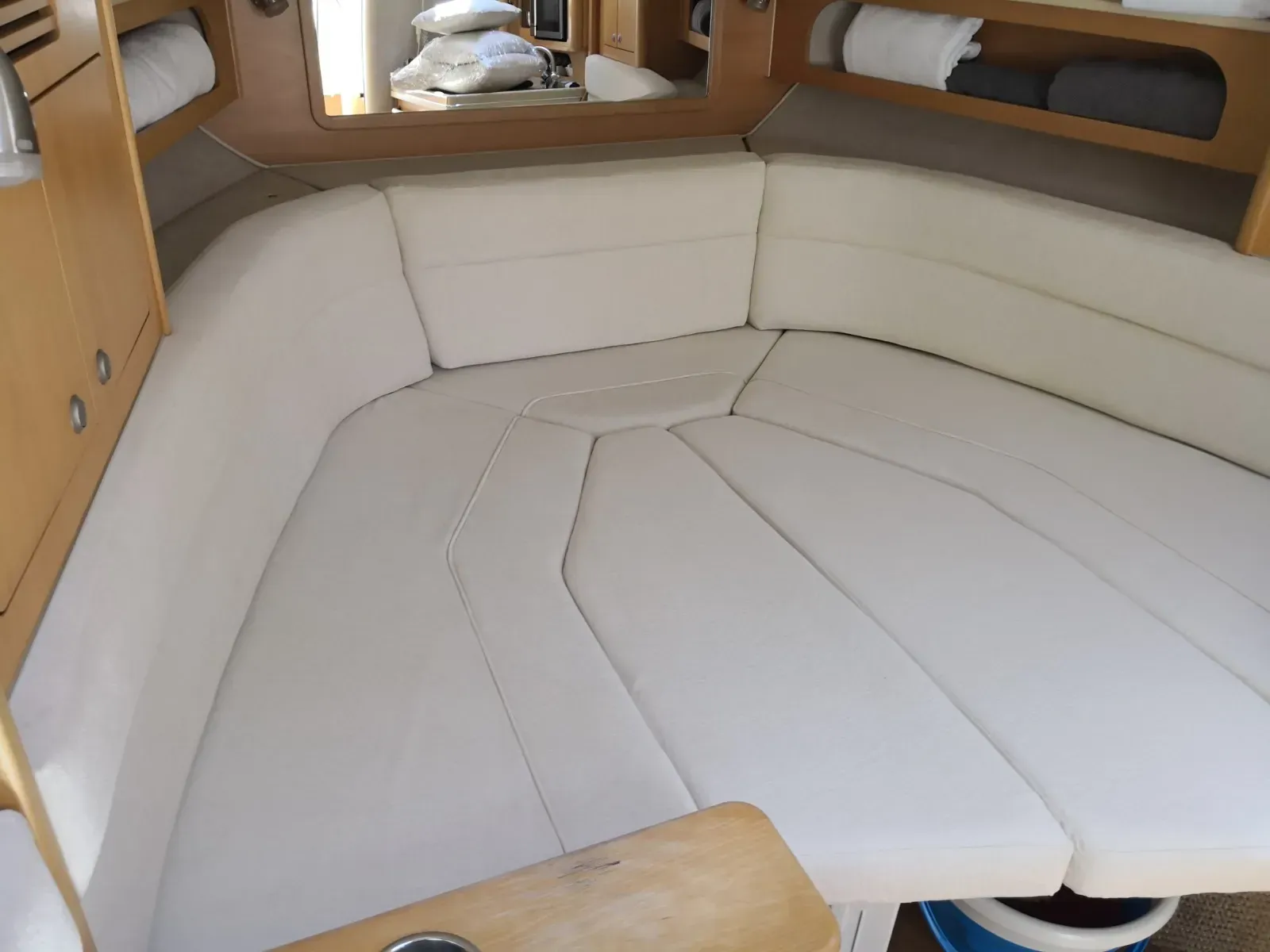 Asientos acolchados de color blanco en la cabina de un barco.