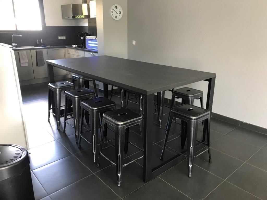 Photos de mobilier fait sur-mesure de table noire 