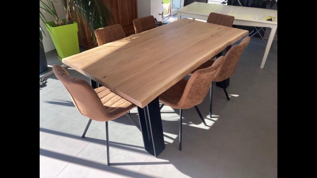 Photos de mobilier fait sur-mesure de table avec des chaises 