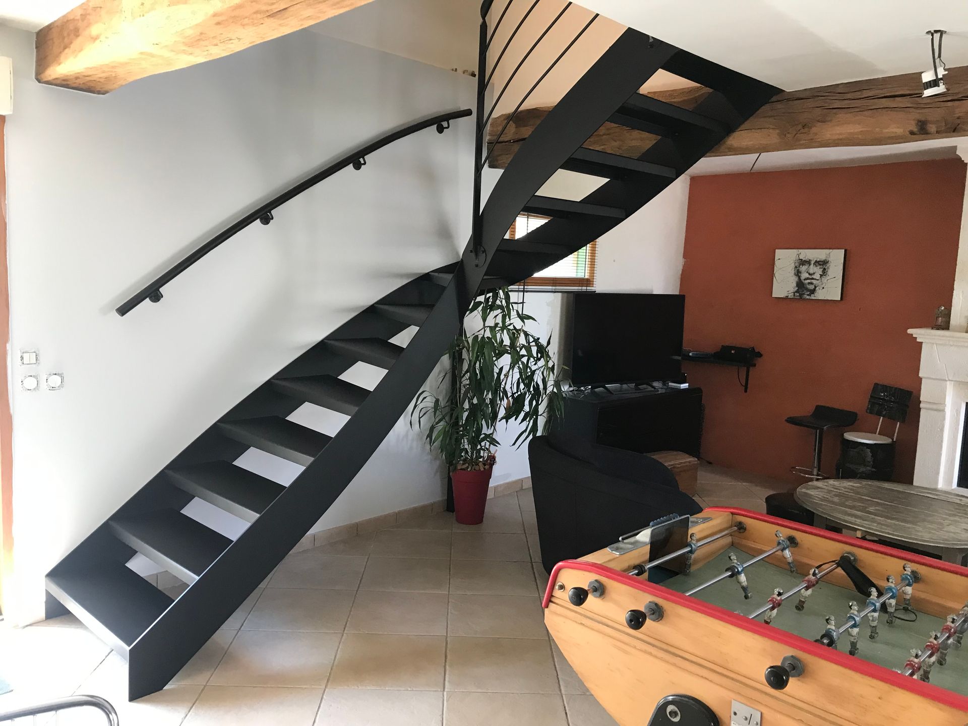 Escalier à vis gris 