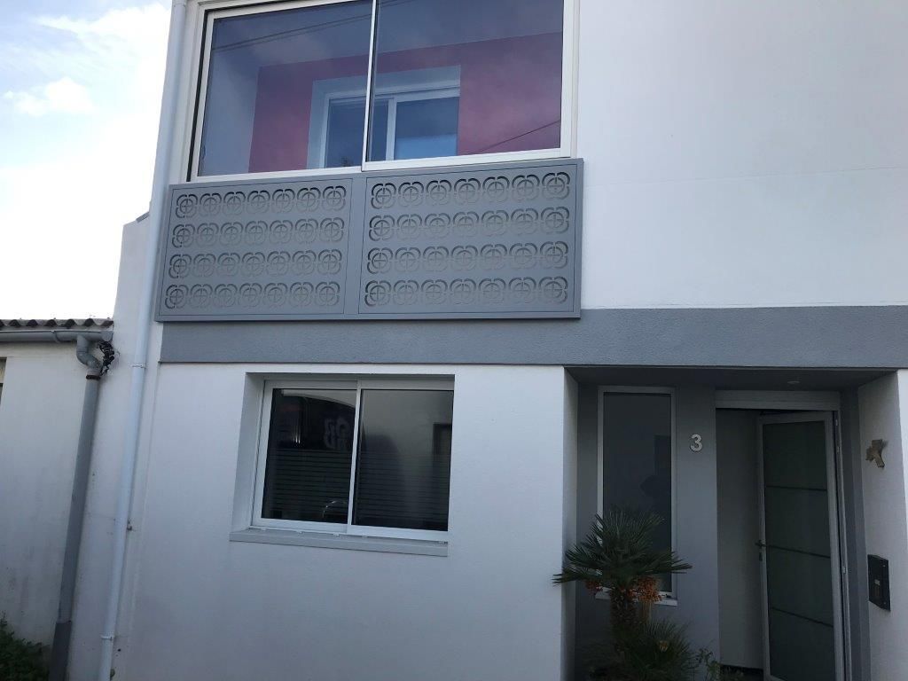 Garde-corps pour balcon extérieur vu du dessous 