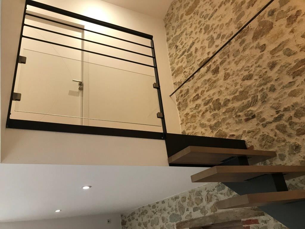 Garde-corps et rampe d'escalier sur-mesure vu de dessous 