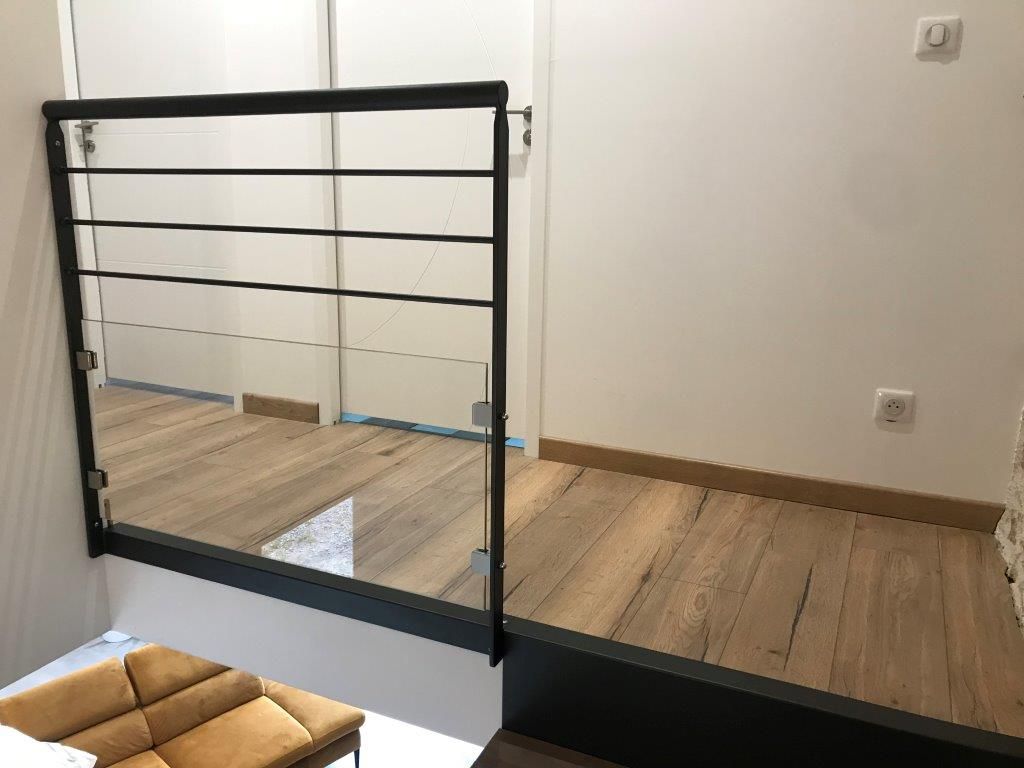 Garde-corps et rampe d'escalier sur-mesure vu de face 
