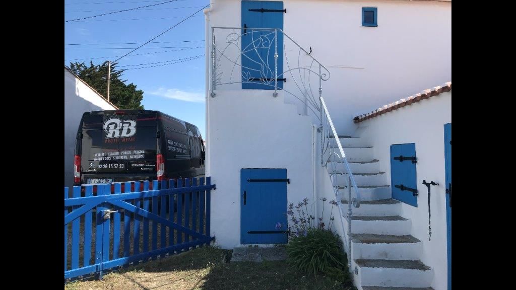 Garde-corps et rampe pour escalier extérieur vu de face 