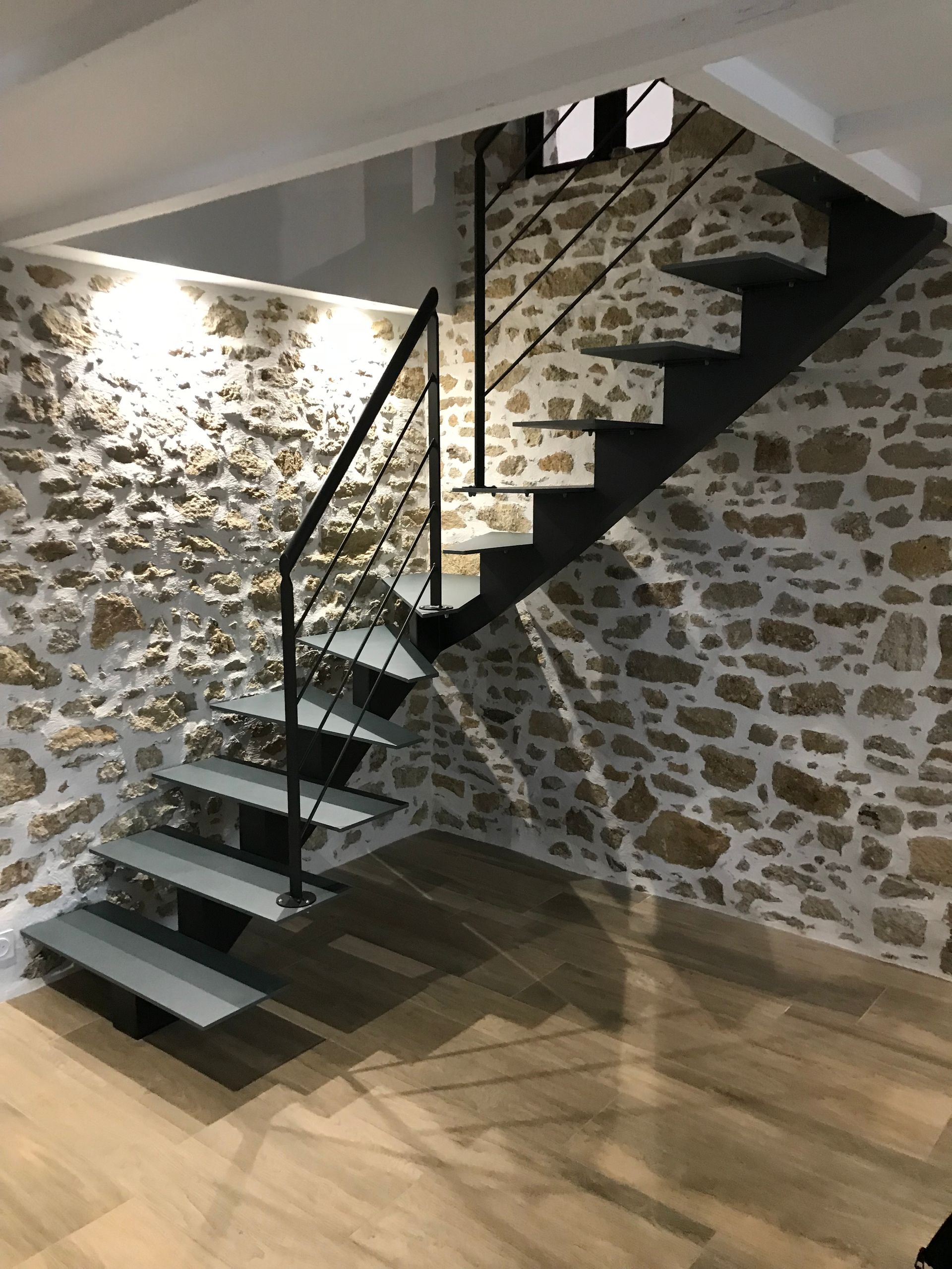 Escalier avec angle et pierre apparente 