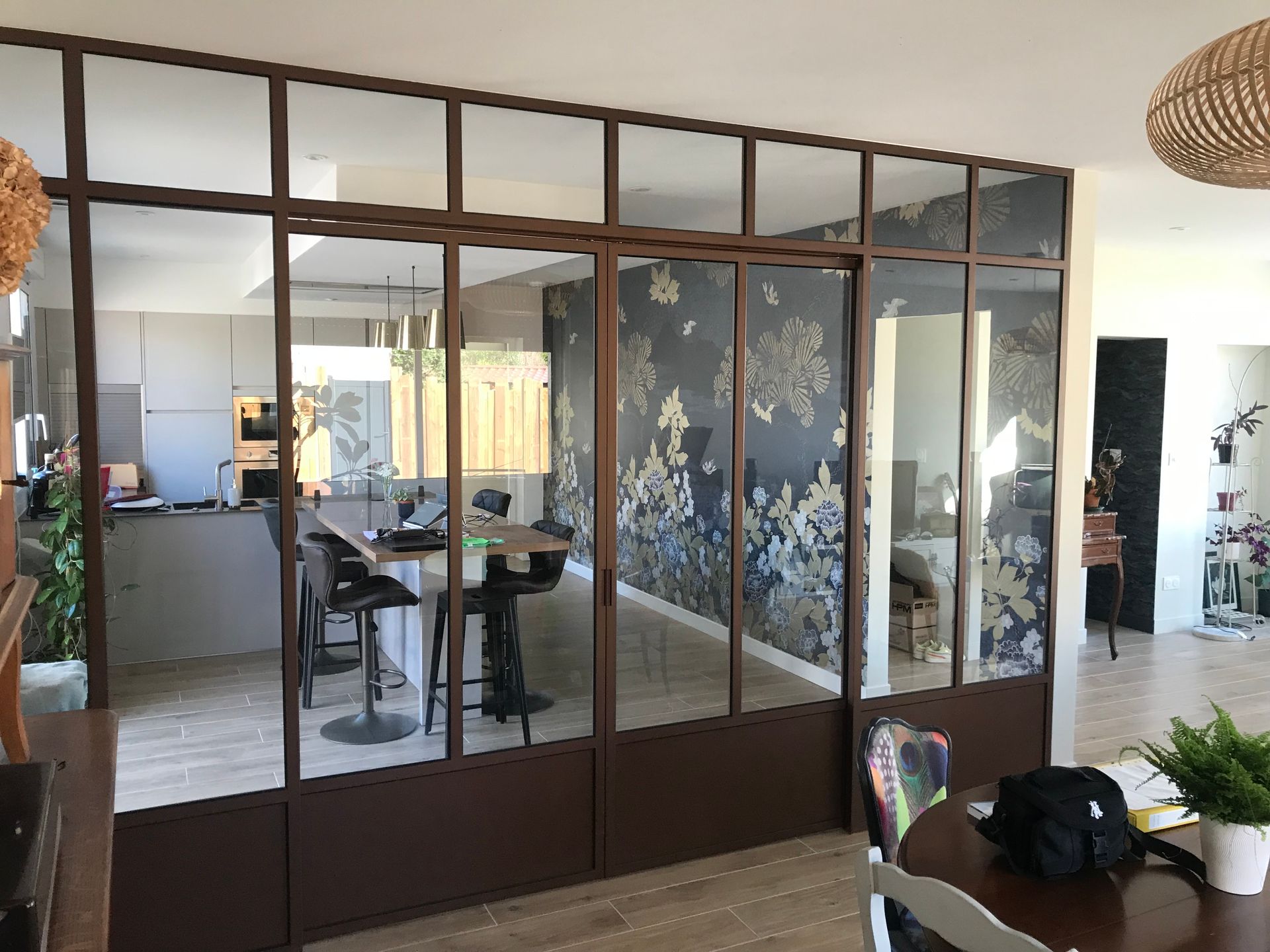 Grande pièce ouverte, cloison vitrée